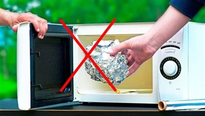 Czy folia aluminium można umieścić w kuchence mikrofalowej?